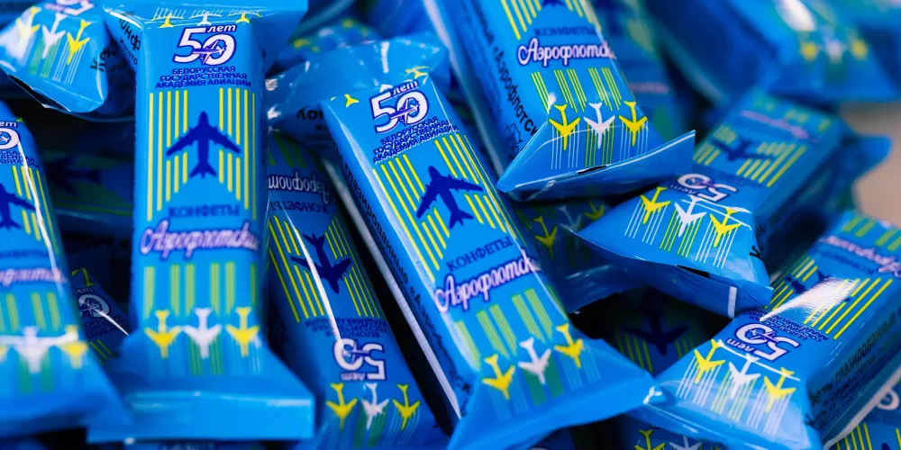 Юбилейный логотип БГАА на конфетах «СПАРТАК»