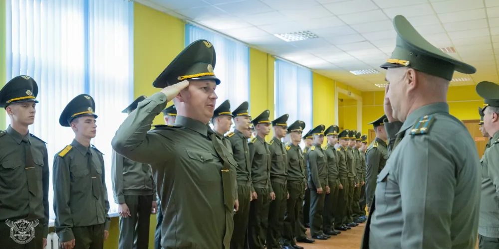 Вручение погон выпускникам