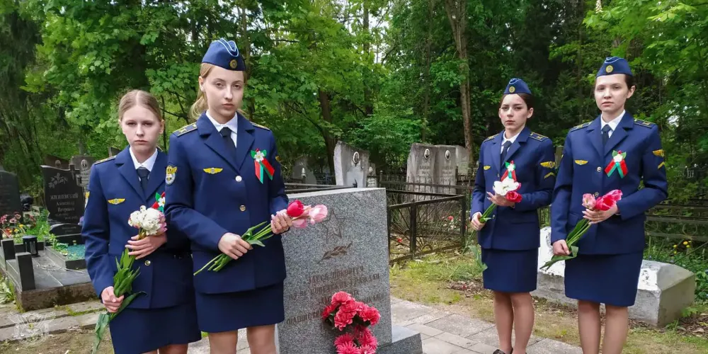 Возложение цветов к братской могиле