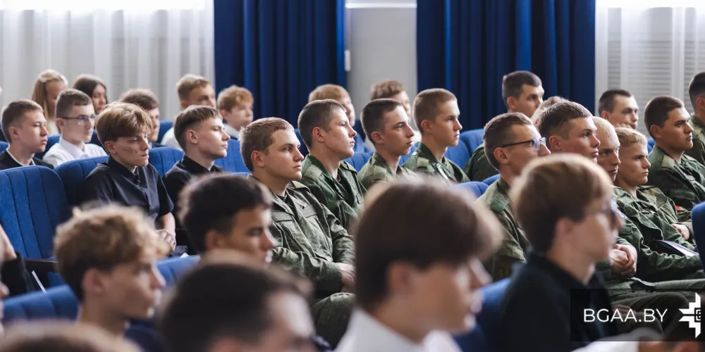 С началом нового учебного года Белорусская государственная академия авиации наполнилась энергией сотен новых курсантов. Для первокурсников вступительная кампания сменилась важным этапом интеграции в академическую среду – в БГАА стартовал «Месяц первокурсника».